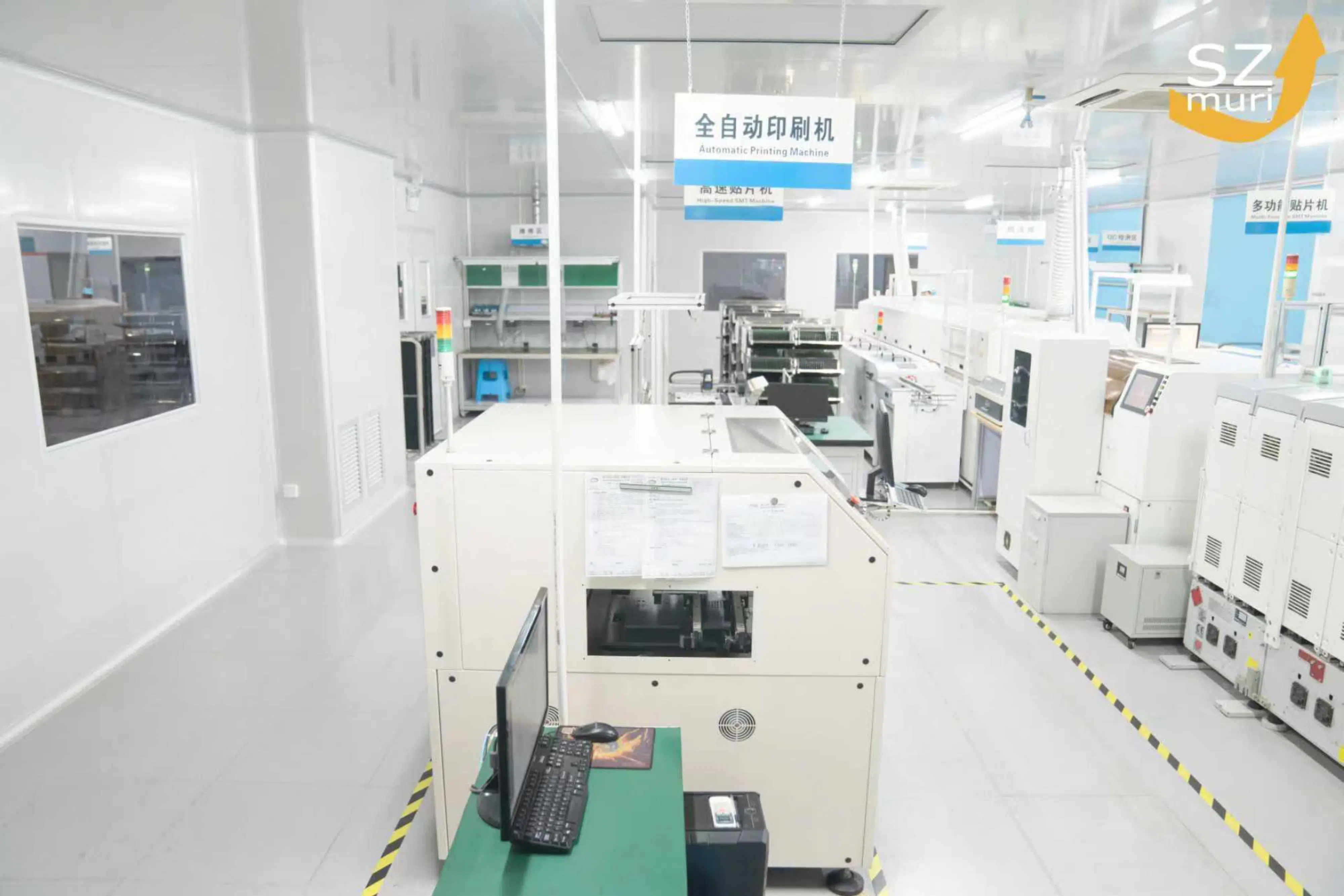 Moderne Produktionshalle mit weißen Wänden, Maschinen und grüner Arbeitsfläche